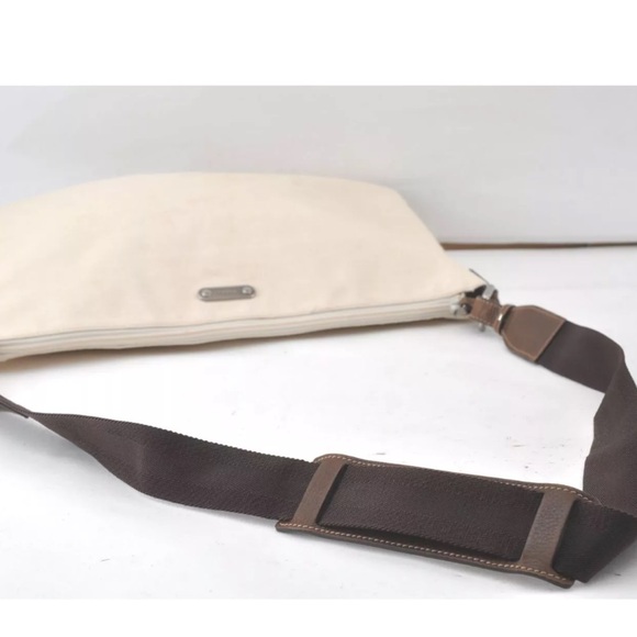 SOLD! Gucci Large Messenger Travel Bag. Cream Canvas. Adjustable Strap. - Picture 4 of 9